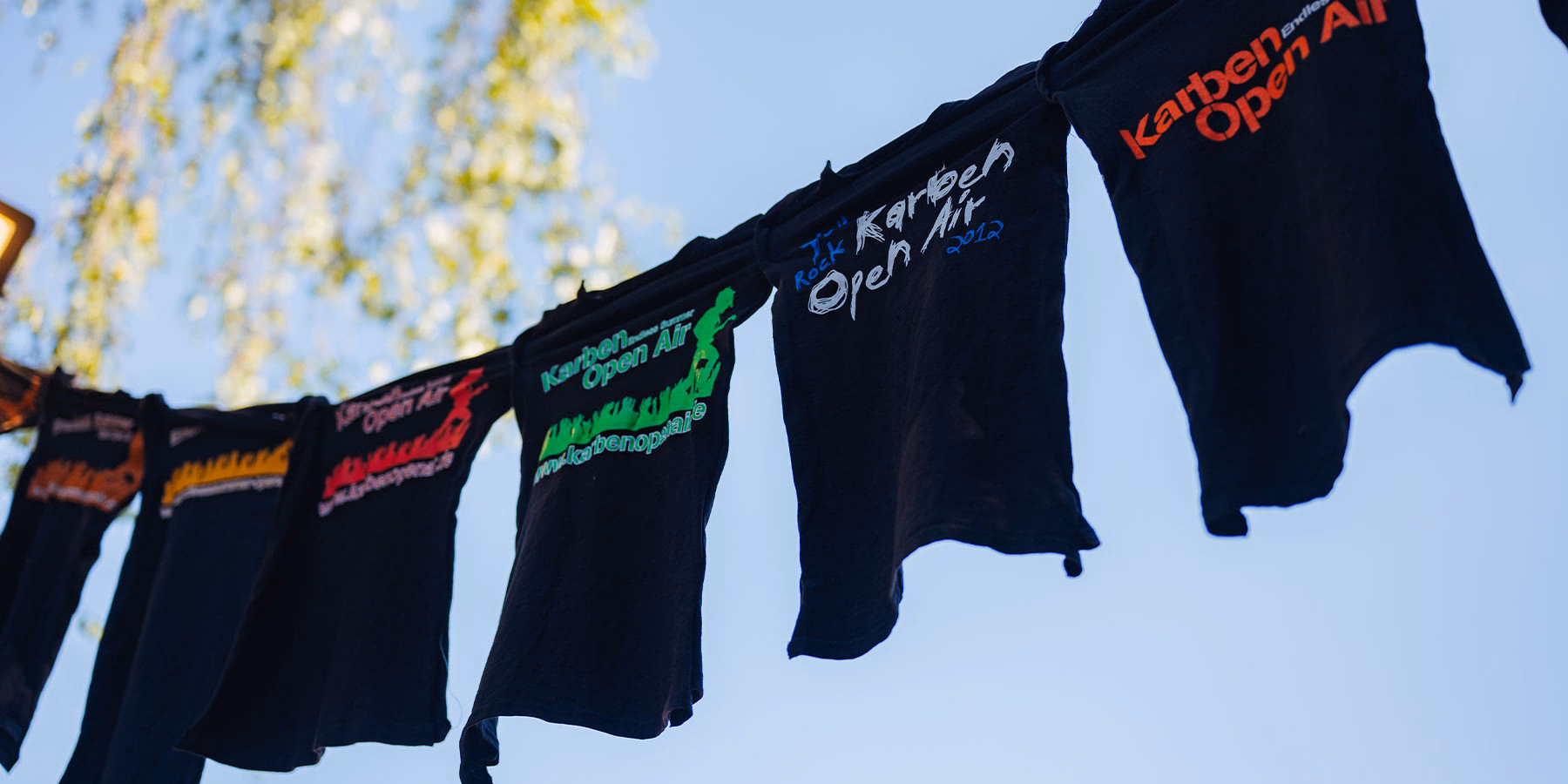 Karben Open Air T-Shirts hängen in einer Reihe