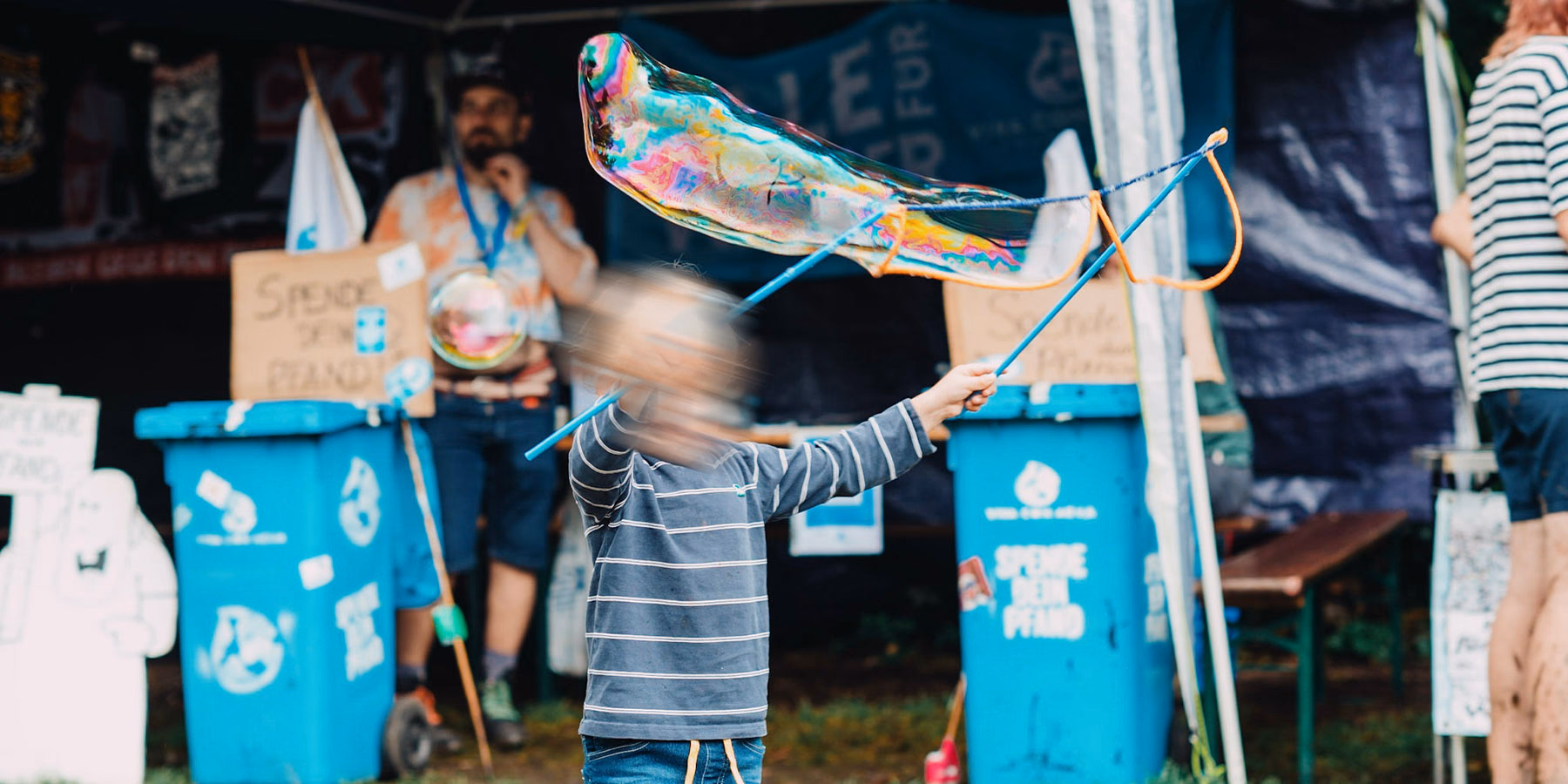 Spielendes Kind mit Seifenblasen